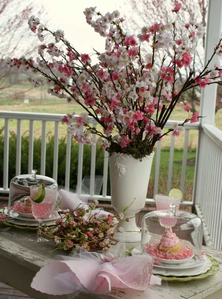 trädgårdsbord dekoration körsbärsblommor grenar desserter teparty idé veranda