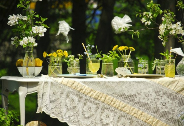 trädgård bord dekoration vanliga gula blommor spets bordsduk romantik vintage