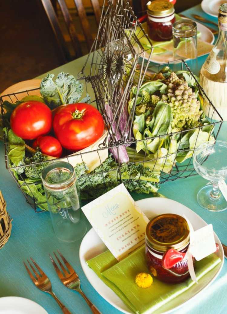 bordsdekoration trädgård grönsak idé arrangemang tomatkorg