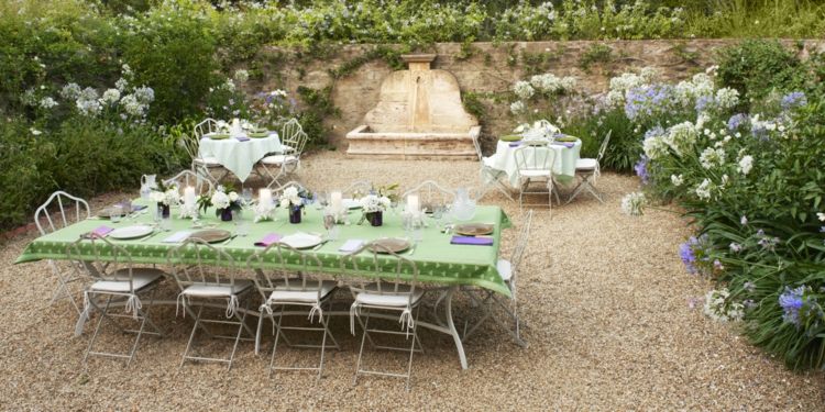 trädgård bord dekoration fest elegant bordsduk gröna blommor buesche fontän