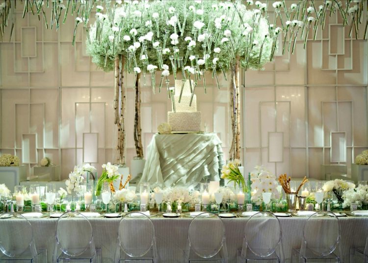 bordsdekoration trädgård gröna vita blommor testglas glas vaser idé hänga