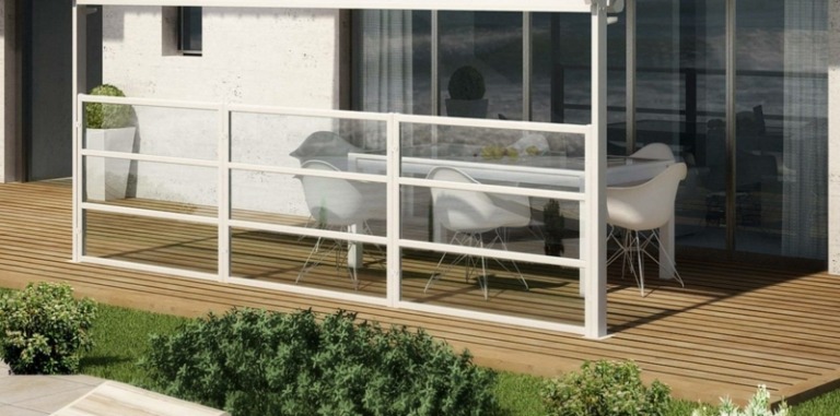 trädgård och balkong vindskydd vitt glas sittgrupp trägolv