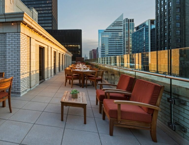 trädgård och balkong vindskydd glas takterrass fåtöljer matbord