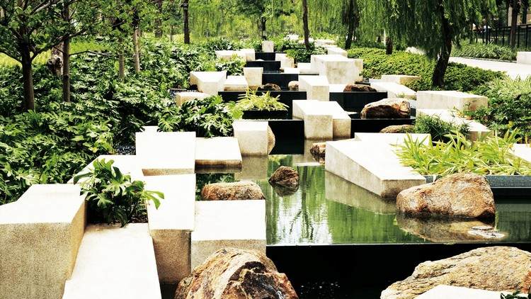 Trädgårds- och landskapsarkitekturprojekt Kina Xing Yuan Park Oregelbundna stenblock Vatten