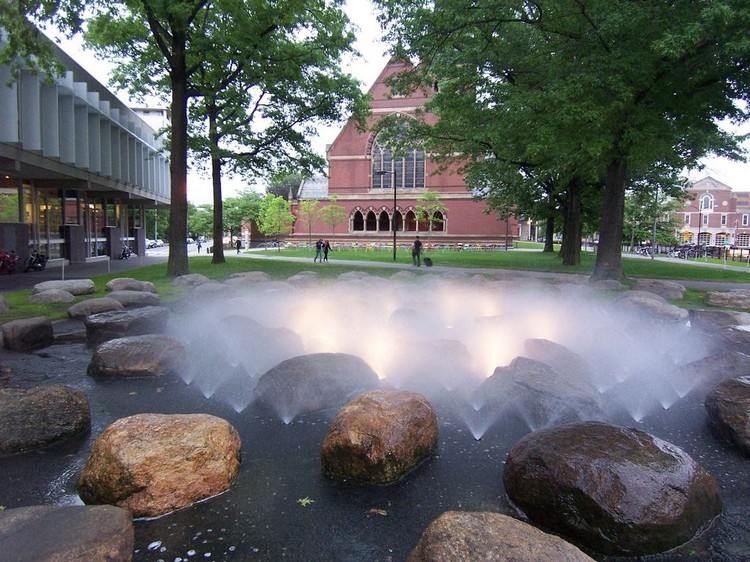 Trädgårdsdesign med stenar och vattenfontäner Harvard University