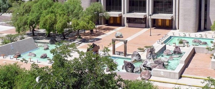 Landskapsarkitektur med stenar högt vatten Tucson Convention Center