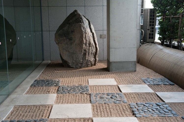 Landskapsarkitektur med stenar stenblock grus kanadensiska ambassaden i Japan
