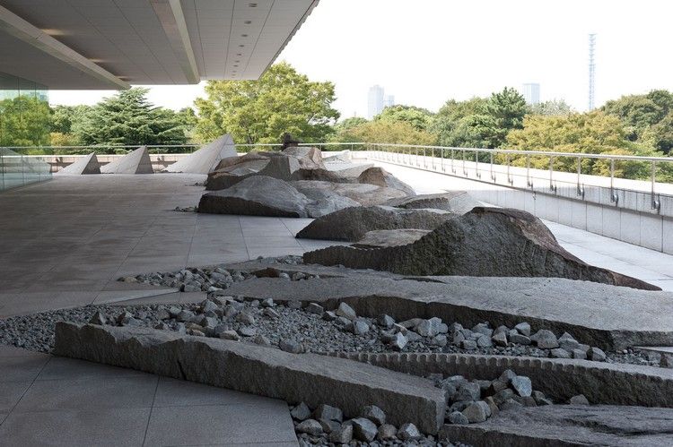 Trädgårdsskötsel och landskapsarkitektur med stenblock i Japan
