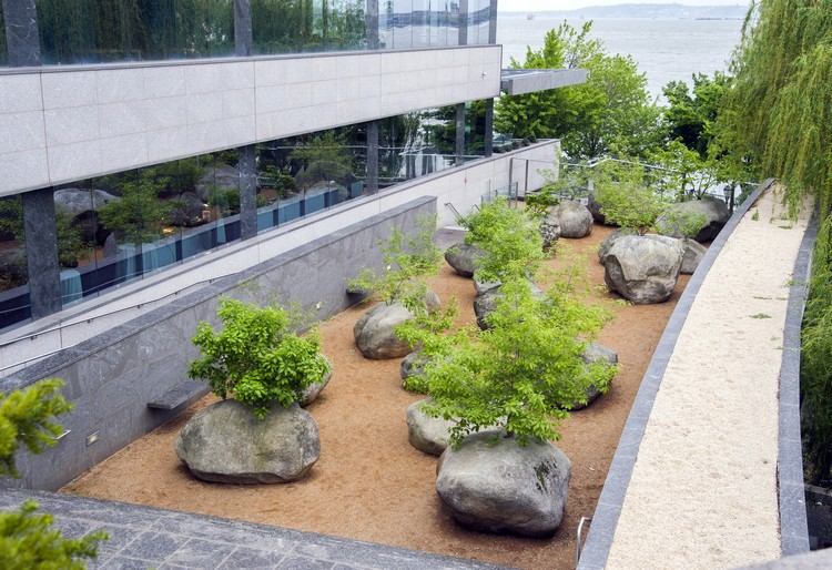 Garden of Stones minnesmärke New York trädgård design med stenar träd