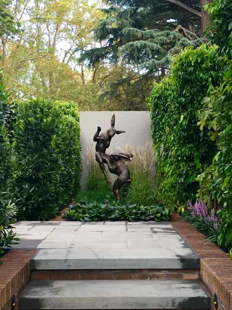 trädgård-landskapsarkitektur-dekoration-kaniner-häck-buxbom-trappor-tegel-betong