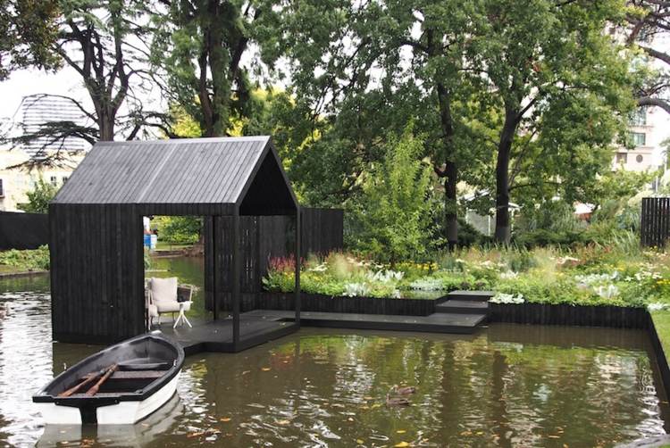 trädgård-landskapsarkitektur-sjö-brygga-båt-blommor-färgglada-reflektion-ian-barker-trädgårdar