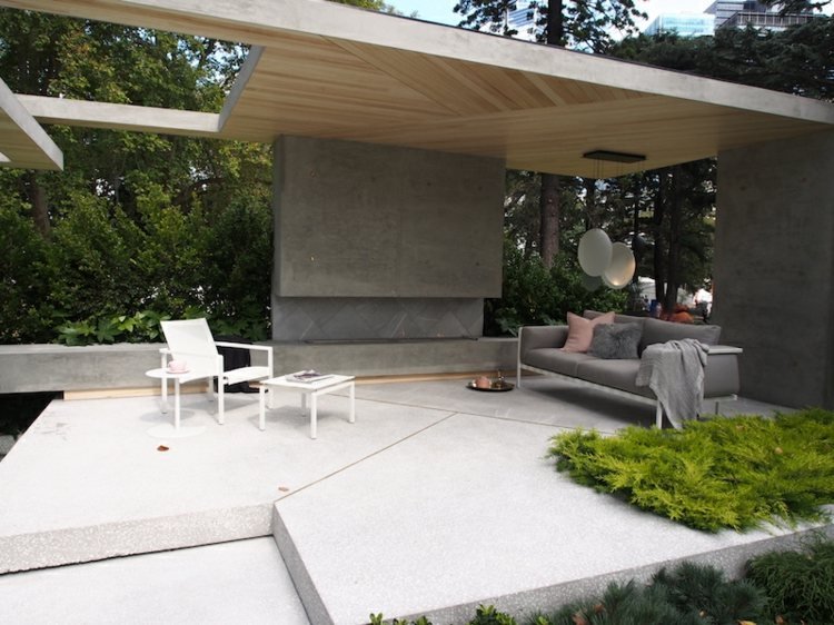 trädgård-landskapsarkitektur-takläggning-betong-grå-svart-soffa-markskydd
