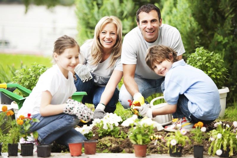 Trädgårdsskötsel-gör-lättare-familj-tillsammans-tips-skydd-leder 1