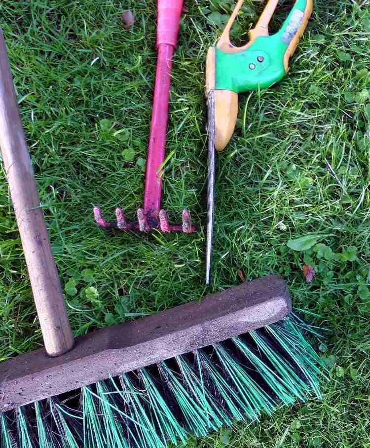 trädgårdsarbete-vår-checklista-trädgårdsredskap-kvast-rake-små-häck-saxar