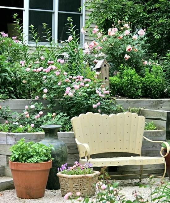 Trädgårdsbänk trädgårdsterrasser rosor vårblommor