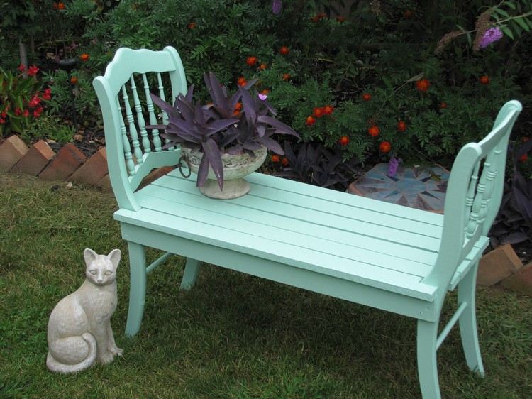 Bygg din egen trädgårdsbänk två-gamla-trä-stolar-mint-grön-färg