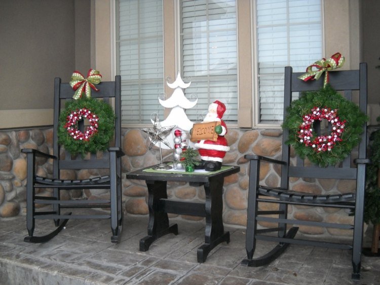 trädgårdsmöbler stolar julkransar bordsdekoration