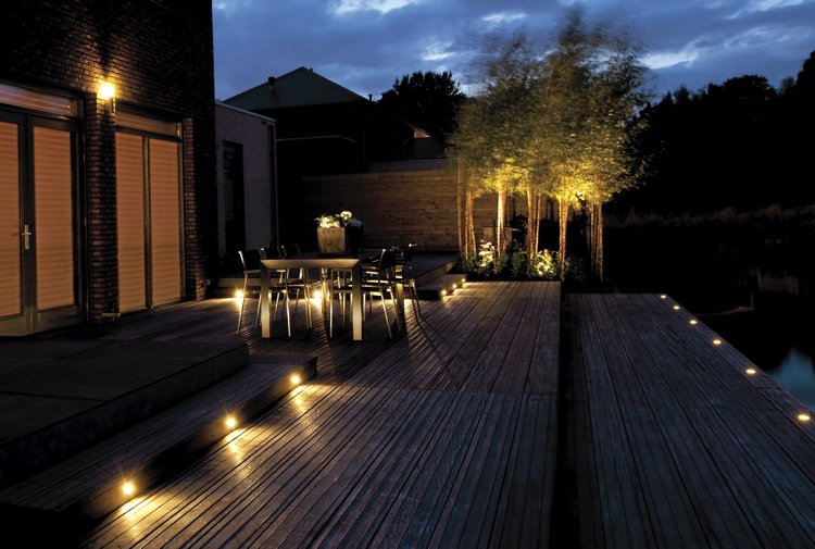 Trädgårdsbelysning 2016 terrass-trä-golv-infällda-lampor-led-gult-ljus