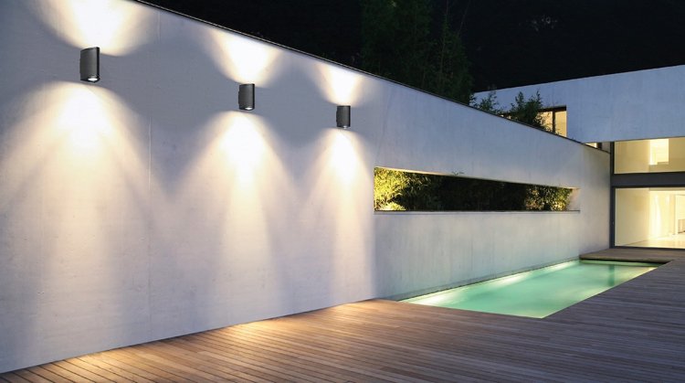 trädgård-belysning-2016-led-vägglampor-rostfritt stål-pool-belysning-trä-terrassgolv