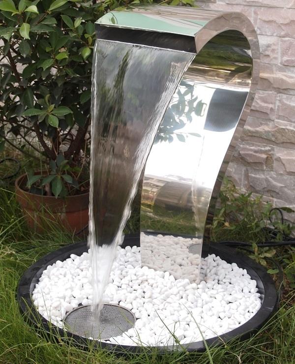 Trädgårdsfontän av rostfritt stål stänkande vatten lek trädgård idéer