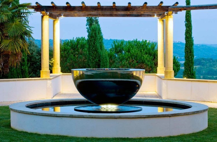 trädgård fontän av rostfritt stål pergola-modern-design-gräsmatta område