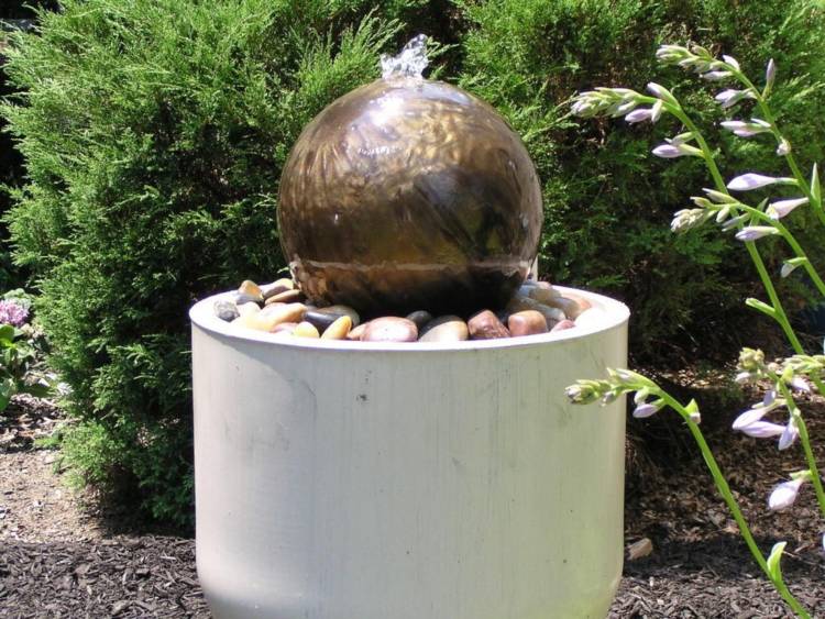 Bygg din egen trädgård fontän idé bowlingboll