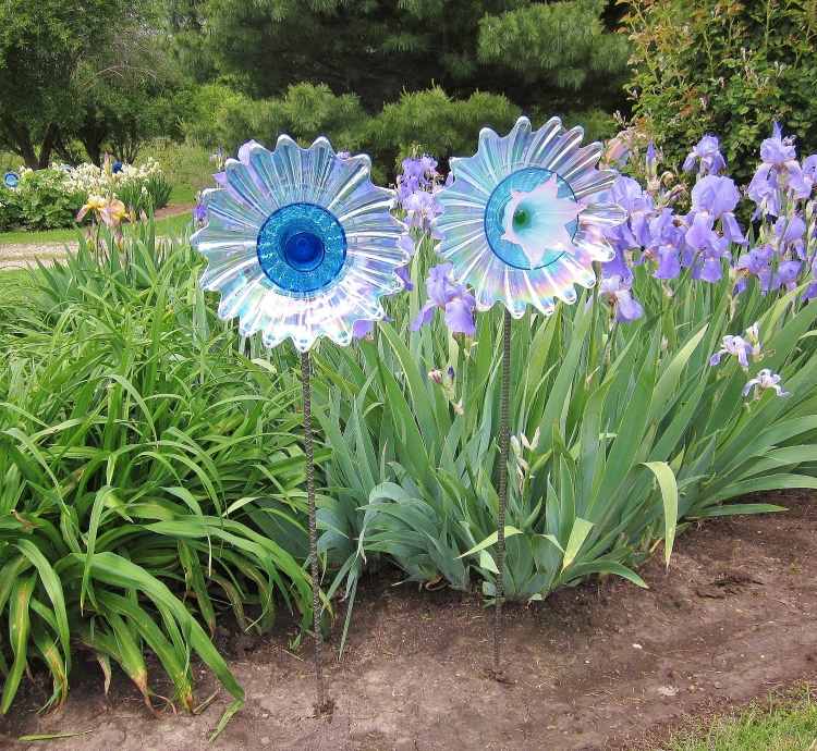 trädgård-dekoration-från-gamla-saker-trädgård-plug-glas-blommor