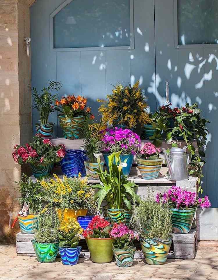Trädgårdsdekoration av blomkrukor i glas-färgglada-färgade-frodiga växter