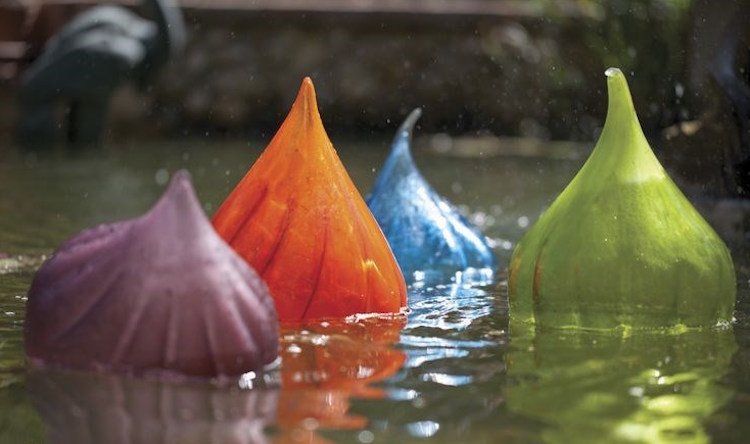 Trädgårdsdekoration av glas -vatten-dekoration-droppar-flytande-damm-utomhus