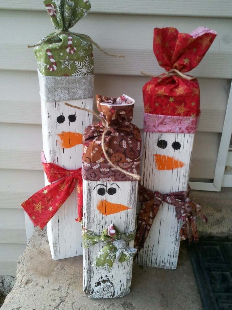 trädgård-dekoration-trä-jul-gör-det-själv-bitar av trä-snögubbe målade