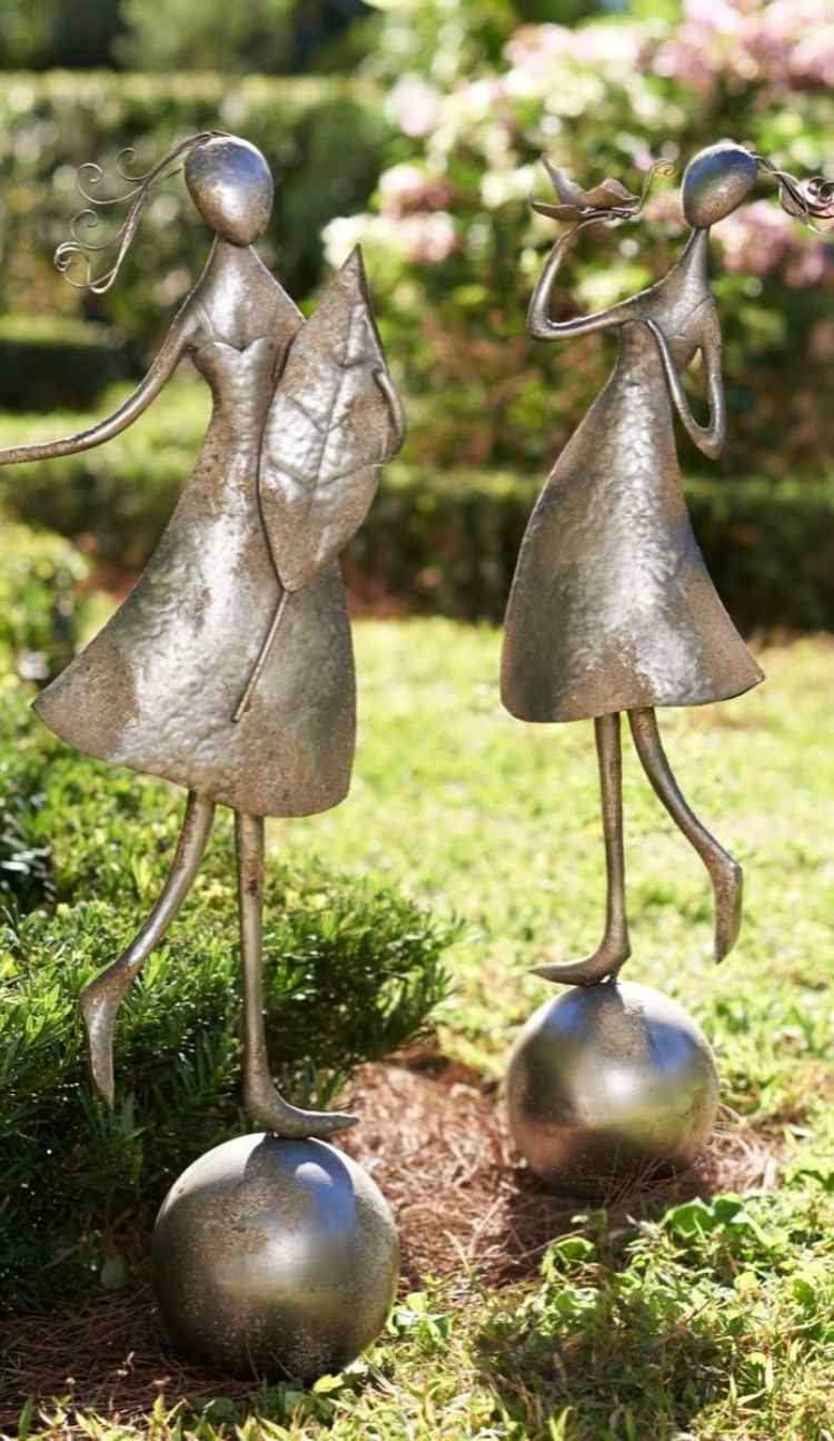 trädgårdsdekoration-metall-skulpturer-brons-man-figurer-höstlöv