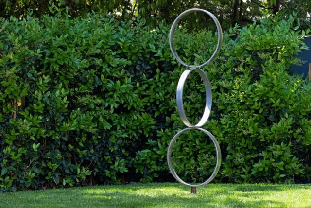 Idéer tre cirklar modern futuristisk skulptur
