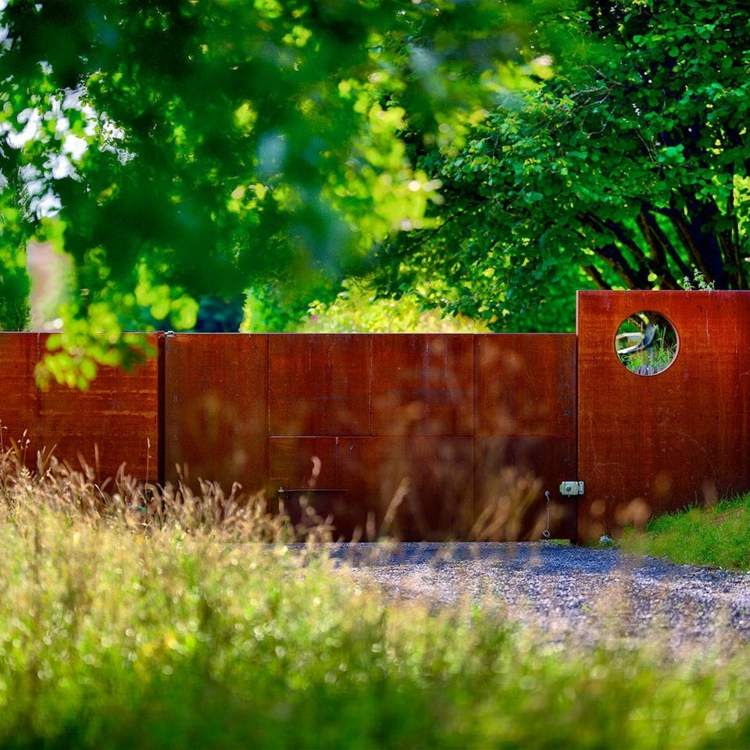 trädgård dekoration gjord av rost integritet staket-modern-design-minimalistisk-trädgård