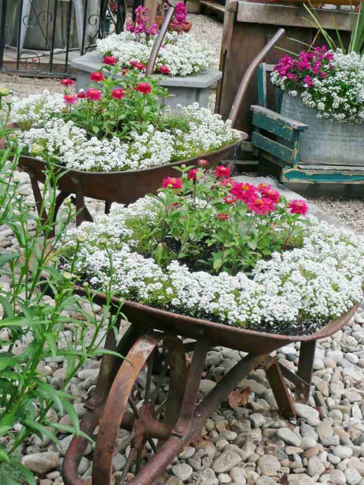 trädgårdsdekoration-rost-skottkärra-rustik-blomkruka-trädgård-dekorera