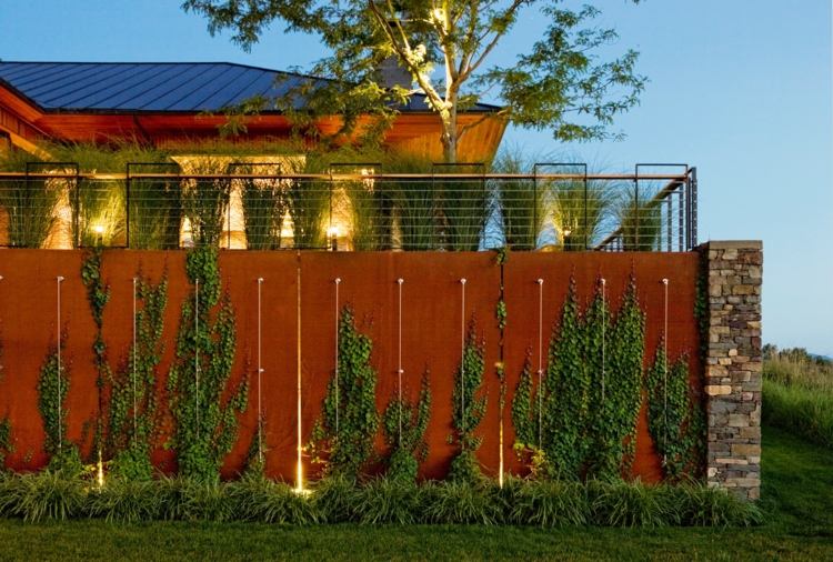 staket sekretess skärm trädgård dekoration gjord av rost klättring växter hus