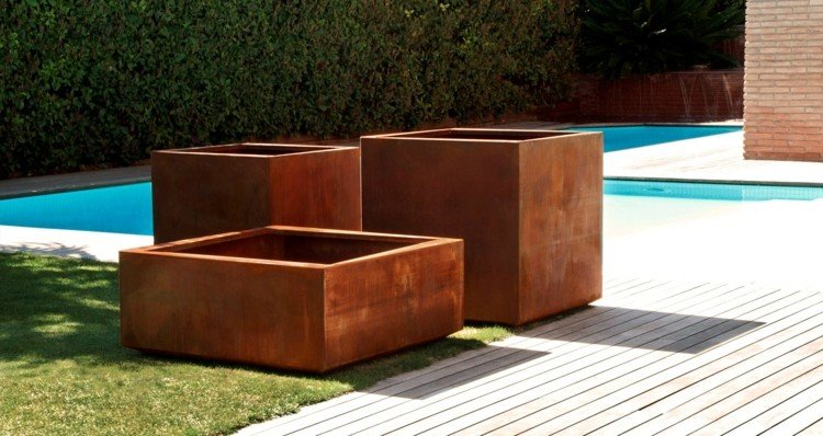 modern inredning trädgård dekor rust planter pool uteplats
