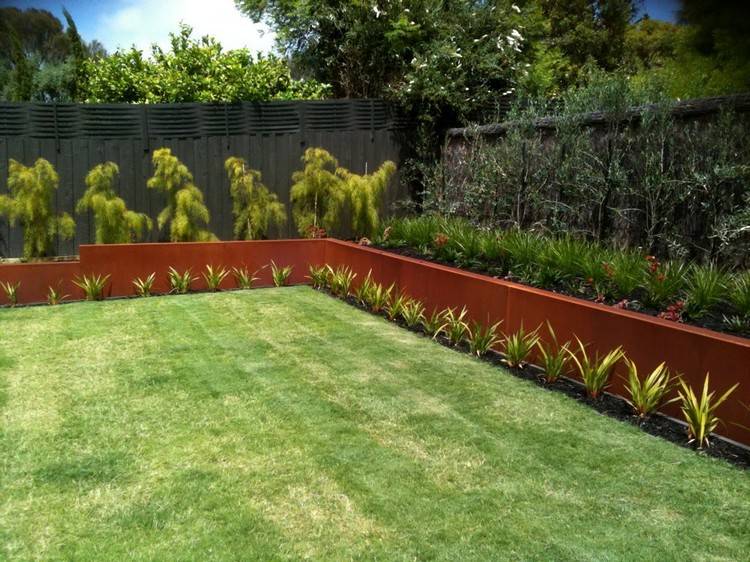trädgårdsdekoration-rost-corten-stål-upphöjd säng-kant-kontrast-grön-gräsmatta