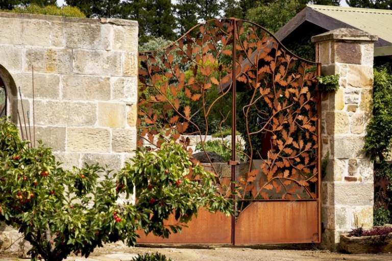 romantisk trädgårdsport prydnad rost design vägg stenhus