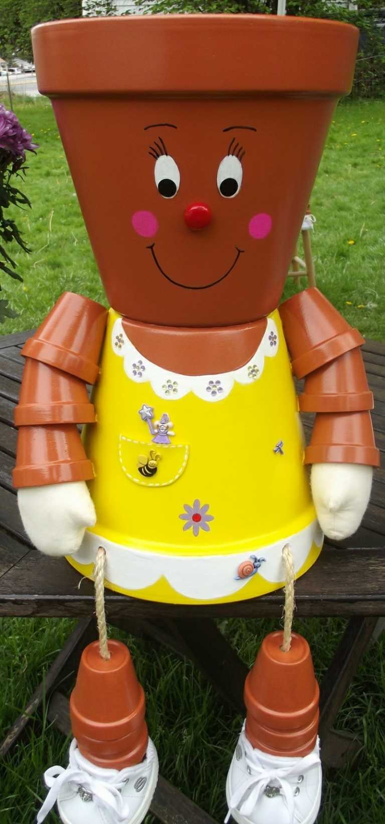 trädgårdsdekoration gjord av lerkrukor tjejklänning gula DIY inspirationsskor