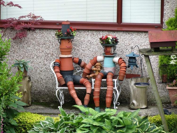 Tinker trädgård dekoration från lerkrukor-figurer-man-kvinna-bänk