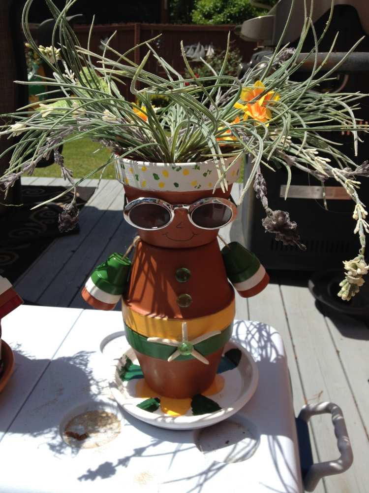 trädgård dekoration-lerkrukor-tinker-flicka-sommar outfit-solglasögon