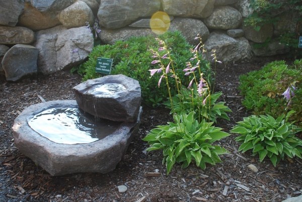 tvåstenar-gör-det-själv-idé-trädgård-fontän