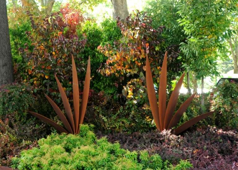 Trädgårdsdekoration-idéer-modern-corten stål-trädgårdsstaty-vintergröna växter