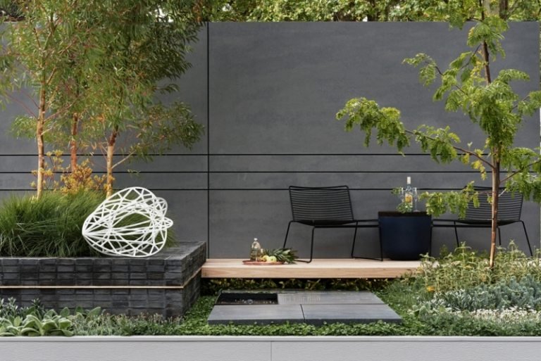 Trädgårdsdekoration-idéer-modern-trädgård-skulptur-vit-metall