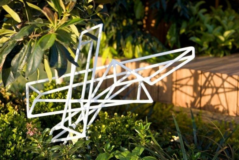 Trädgårdsdekoration-idéer-modern-metall-skulptur-vit