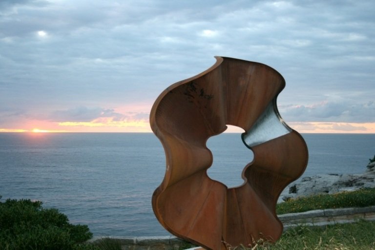 Gartendeko-Ideen-modern-metall-trädgård-skulptur