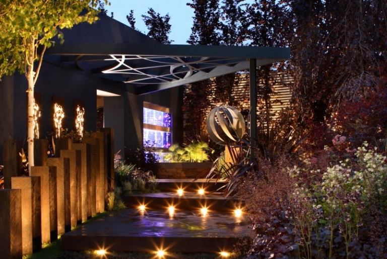 Trädgårdsdekoration-idéer-modern-trädgård-skulptur-belysning-cortenstål