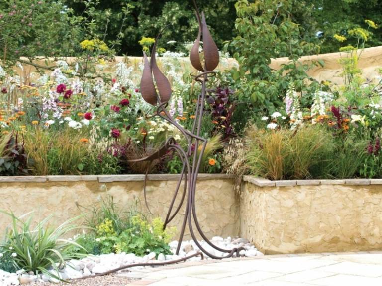 trädgård dekoration idéer stål rost blommotiv upphöjd säng medelhavet