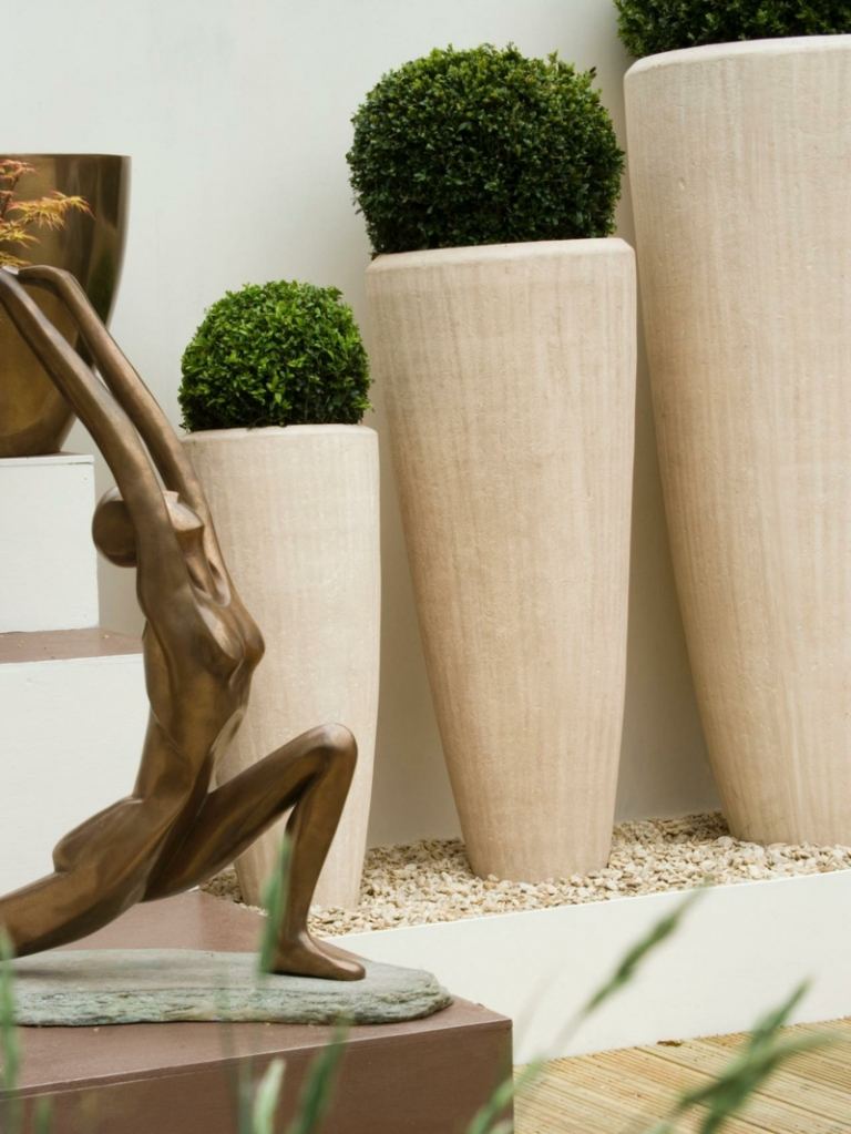 trädgård dekoration idéer planter minimalistisk beige boxwood skulptur