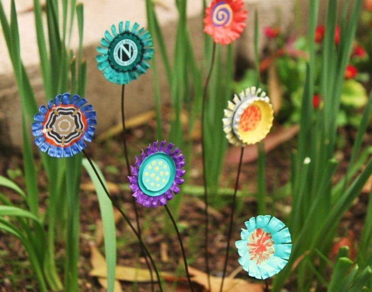 Tinker trädgårdsdekorationer med barn - färgglada blomproppar gjorda av flasklock